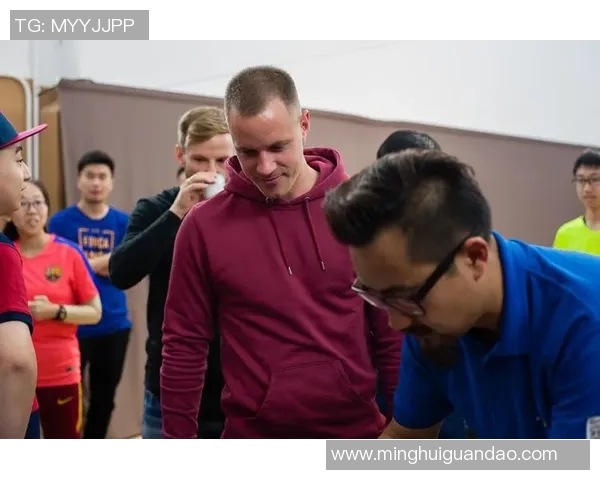 足球明星何佳的个人简介与精彩瞬间照片展示