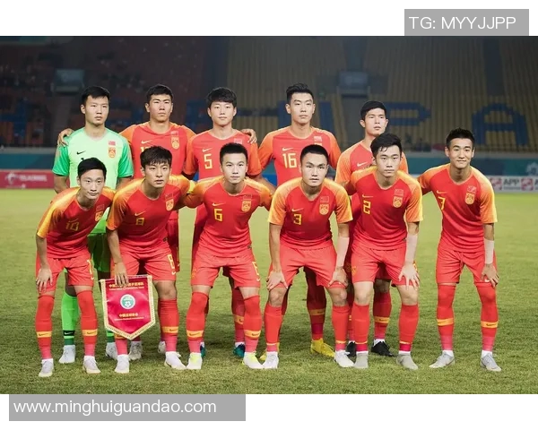 足球明星们的帅气合影瞬间展现球场魅力与团队精神的完美结合